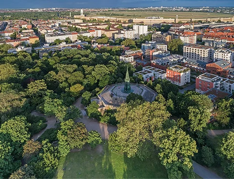Luftaufnahme eines Parks in Berlin Kreuzberg mit umliegender Wohnbebauung