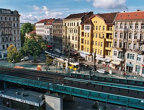 Straßenzug in Berlin Prenzlauer Berg mit Altbauten und U-Bahn-Trasse