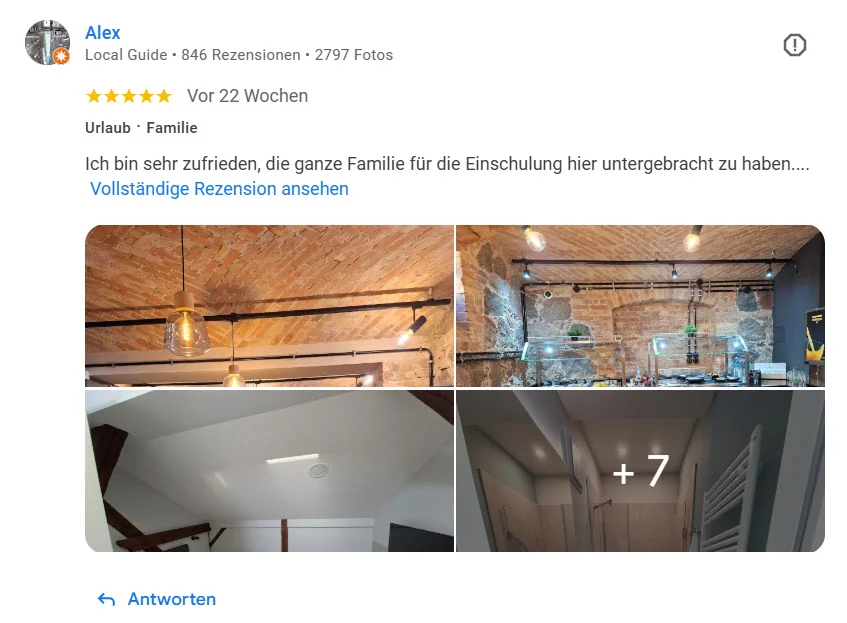 Google-Bewertung von Alex mit Fotos der Unterkunft, die eine Familie während einer Einschulung genutzt hat, einschließlich Bildern von Deckenbeleuchtung und Innenräumen.