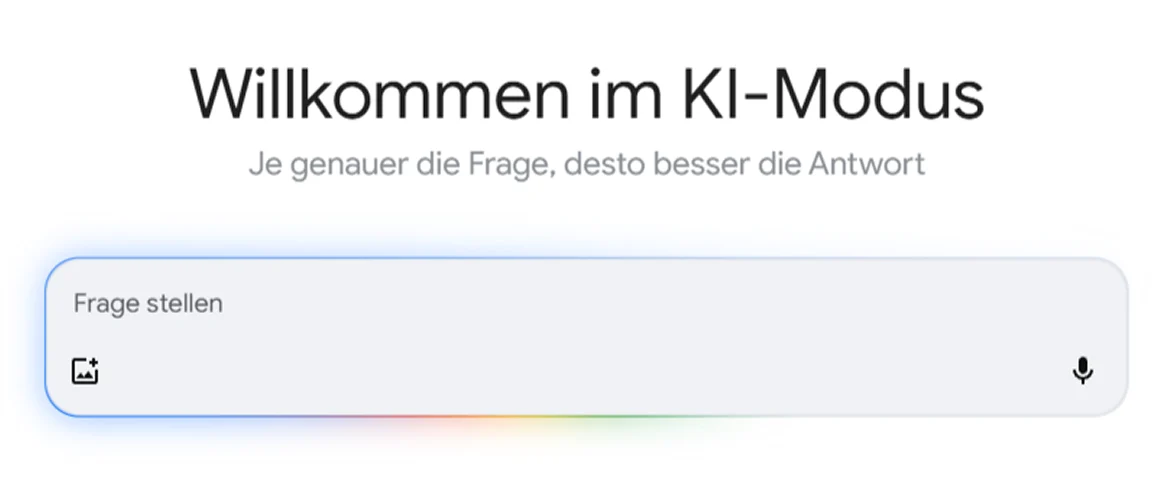 Startansicht des Google KI-Modus mit Eingabefeld für Fragen und dem Hinweis „Je genauer die Frage, desto besser die Antwort“.