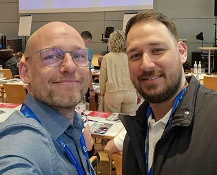 Teammitglieder von H24 Hotels auf einer Hospitality-Konferenz und Networking-Veranstaltung.