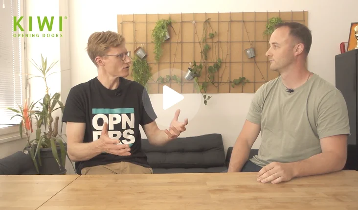 Interview mit Karsten Nölling von der KIWI.KI GmbH und Toni Frisch von SEO Revolution über die Zusammenarbeit beim Website-Relaunch