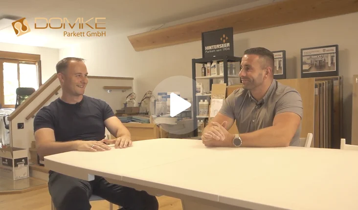 Interview mit Stefan Domke von der Domke Parkett GmbH im Showroom, Gespräch über die Zusammenarbeit mit der SEO Agentur SEO Revolution