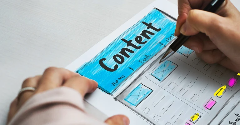 Person plant Content-Struktur für Website – Aufbau von Markenautorität durch hochwertige Inhalte