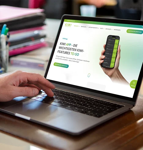 Mockup Darstellung von unserem Relaunch Projekt für kiwi.ki Laptop, wo die Webseite geöffnet ist.