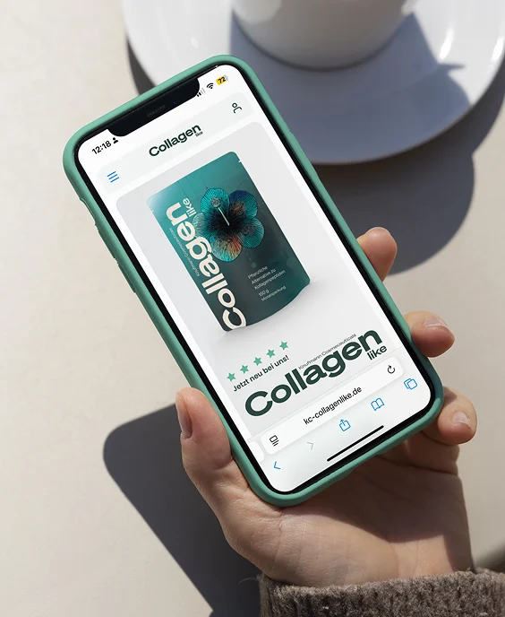 Smartphone zeigt die Produktseite von „Collagen like“ mit modernem Verpackungsdesign in Türkis und minimalistischer Typografie.