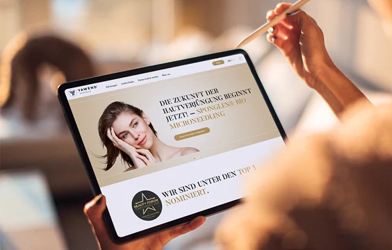 Tablet mit der Website des Kosmetikinstituts „Yawend“, auf der Behandlungen wie Microneedling vorgestellt werden.
