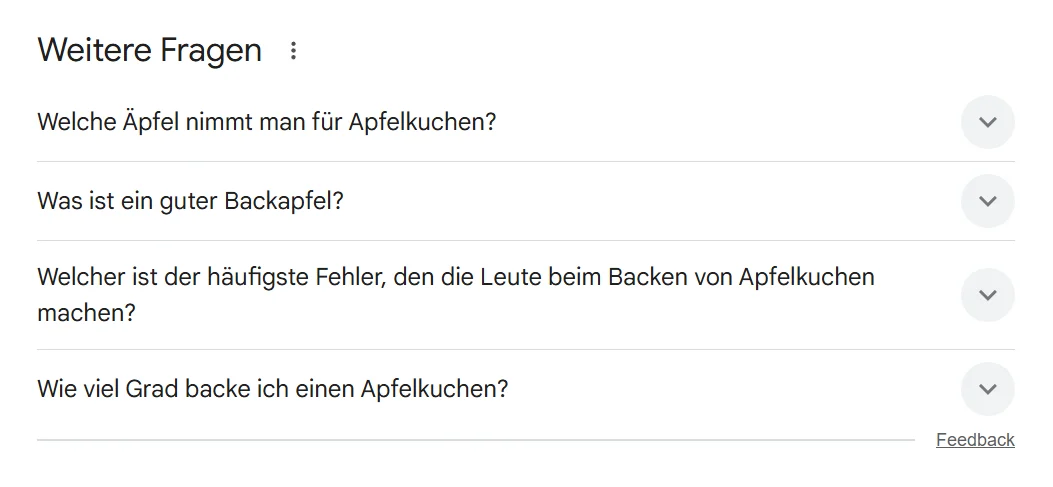 Screenshot einer Google-Suchergebnisseite mit dem Abschnitt „Weitere Fragen“. Sichtbar sind vier Fragen zum Thema Apfelkuchen.