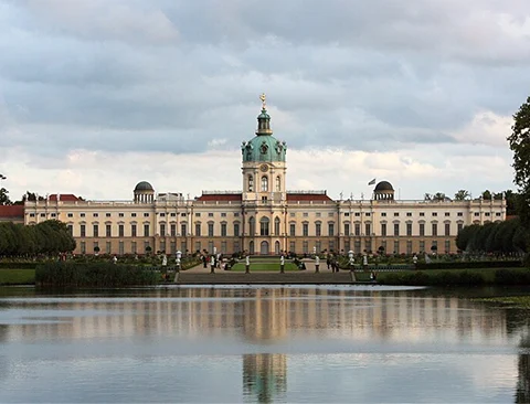 Schloss Charlottenburg in Berlin mit Gartenanlage und Wasserbecken im Vordergrund
