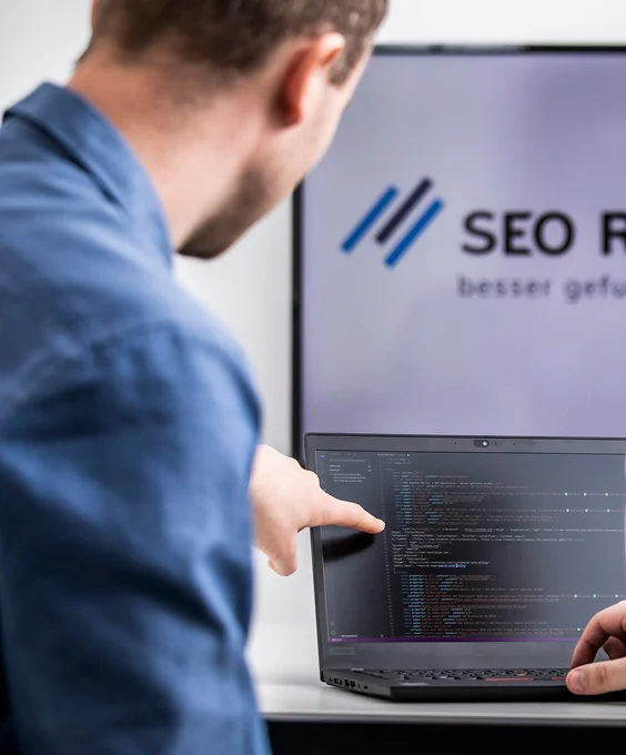 SEO Revolution Experte präsentiert technische SEO Optimierungen am Laptop