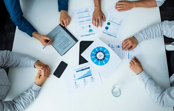 SEO Strategiebesprechung mit Reports und Analysen im Team