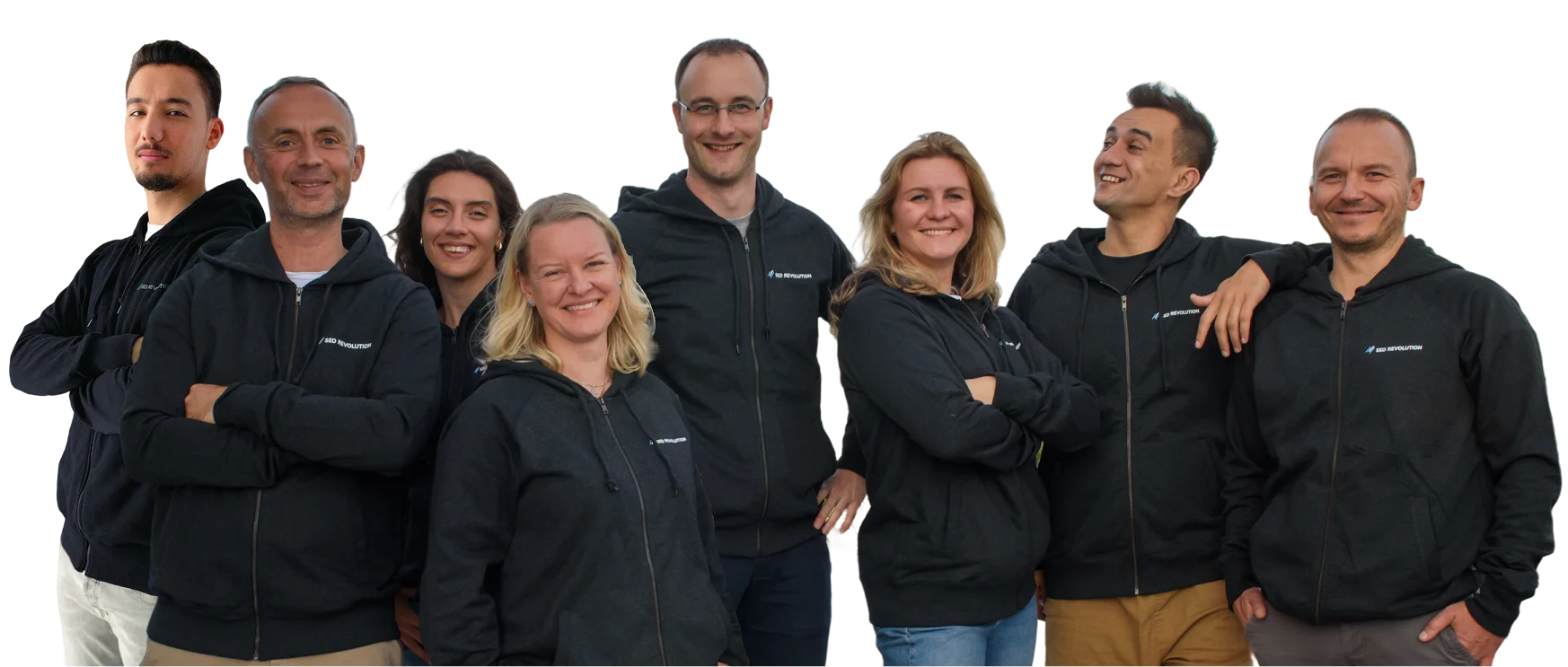 Teamfoto der SEO Revolution GmbH: sieben Mitarbeitender in schwarzen Kapuzenjacken mit Logo, die lächelnd und entspannt in die Kamera schauen.