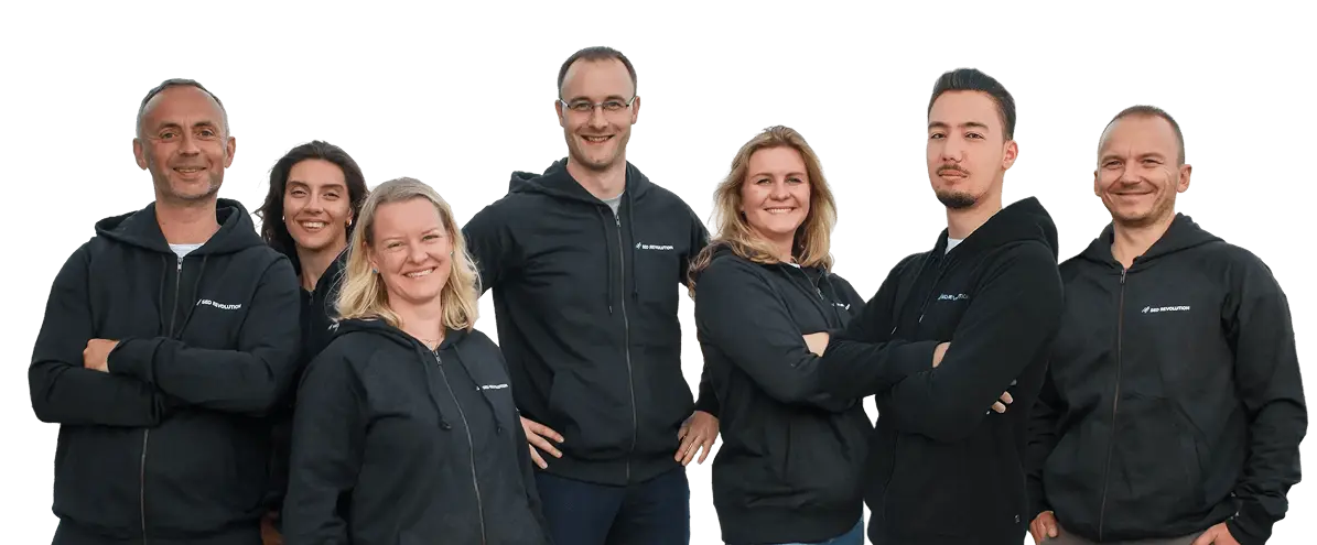 Teamfoto der SEO Revolution GmbH: sieben Mitarbeitender in schwarzen Kapuzenjacken mit Logo, die lächelnd und entspannt in die Kamera schauen.