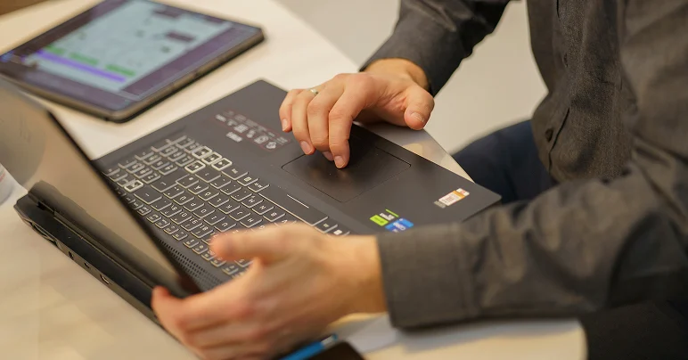 Mitarbeiter der SEO Revolution arbeitet fokussiert am Laptop während eines Projekts.