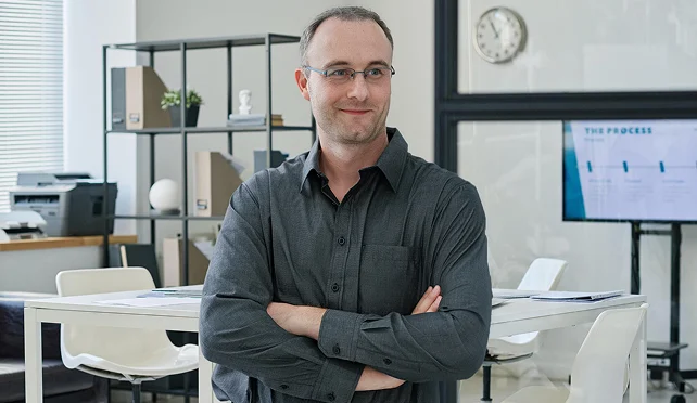 toni frisch blick seitlich