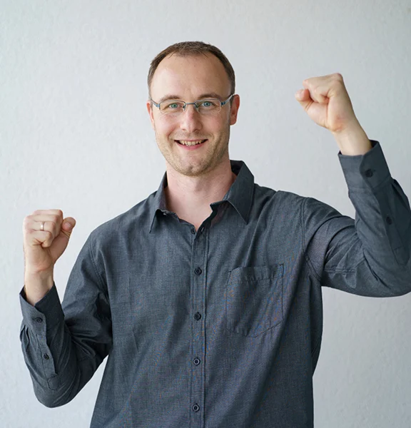 toni frisch geschäftsführer der seo revolution gmbh freut sich