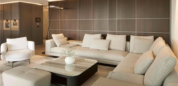 Moderner Showroom von Trendline nach dem Website Relaunch mit hochwertiger Innenarchitektur, neutralen Farben und eleganter Sitzlandschaft als Referenzprojekt unserer Webdesign Arbeit