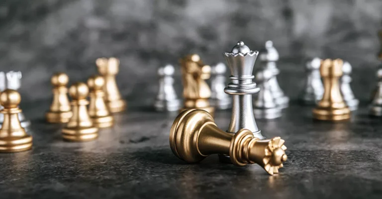 Goldene und silberne Schachfiguren symbolisieren strategischen Wettbewerbsvorteil durch gezielte SEO-Strategie